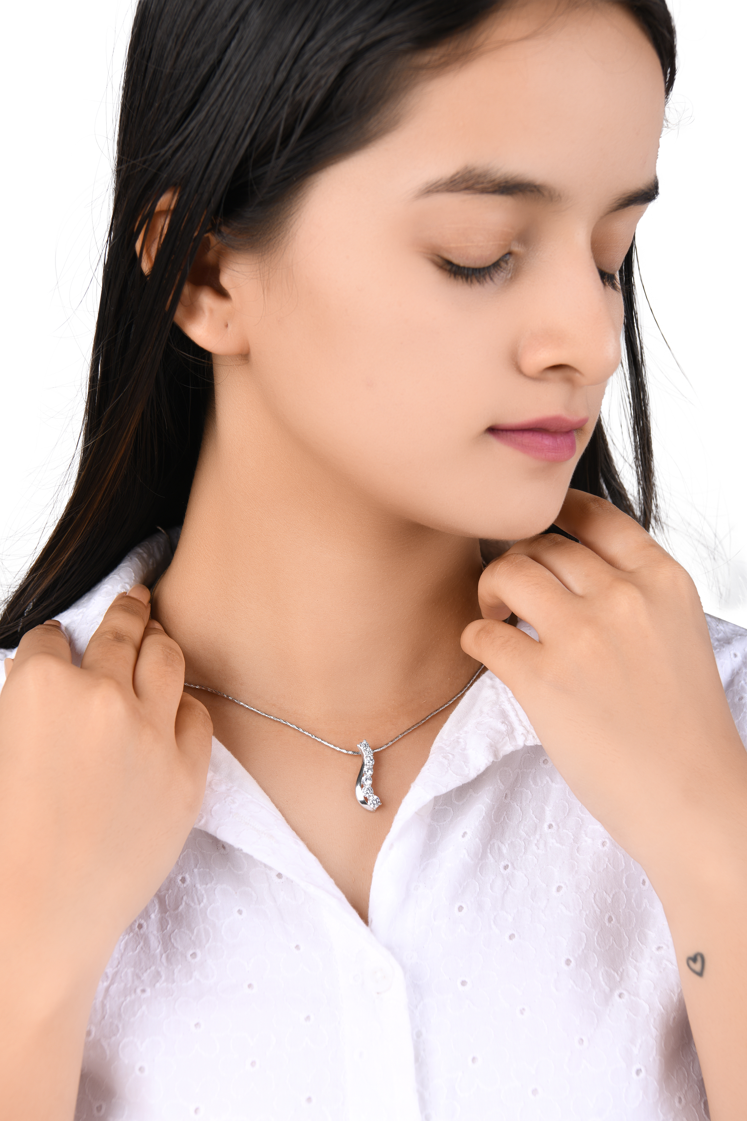 Elegant Silver Pendant Necklace with Sparkling Stones